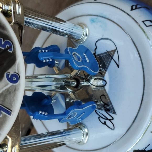 Kitchy Elvis clock with spinning guitars - Picture 7 of 12